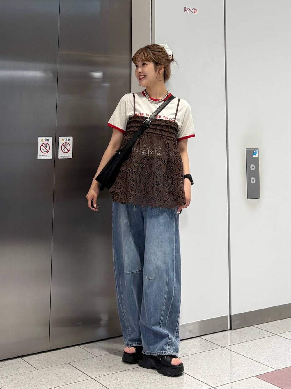 「差し色コーデ、カジュアル、サンダル、Tシャツ、キャミソール、デニムパンツ、ショルダーバッグ、夏コーデ、LOWRYS FARM、大人女子カジュアル_LOWRYS FARM、ローリーズスタイル_LOWRYS FARM、大人カジュアル」｜「LOWRYS FARMのクロススポサン  287478（サンダル、ブラック系）」を使った、aoさん（レディース・158cm）の春コーディネートの1枚目の写真
