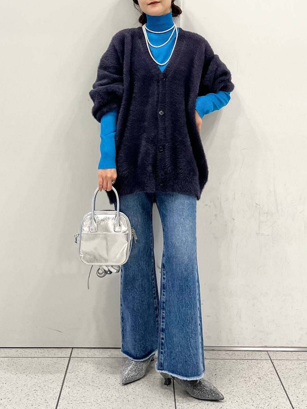 「ニット、カーディガン、デニムパンツ、ブーツ、ショートブーツ、LOWRYS FARM、ローリーズスタイル_LOWRYS FARM、大人女子カジュアル_LOWRYS FARM、差し色コーデ、カジュアル、ユニセックス」｜「LOWRYS FARMのＣＯＮＥフレアデニムパンツ　907038（デニムパンツ、その他）」を使った、aoさん（レディース・158cm）の秋コーディネートの1枚目の写真