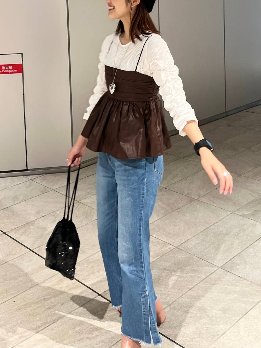 「キャミソール、差し色コーデ、カジュアル、ネックレス、LOWRYS FARM、JEANASIS、ローリーズスタイル_LOWRYS FARM、大人女子カジュアル_LOWRYS FARM、バッグ、ショルダーバッグ」｜「LOWRYS FARMのスパンコールキンチャクＢＡＧ　970194（ハンドバッグ、ブラック系）」を使った、aoさん（レディース・158cm）の秋コーディネートの1枚目の写真