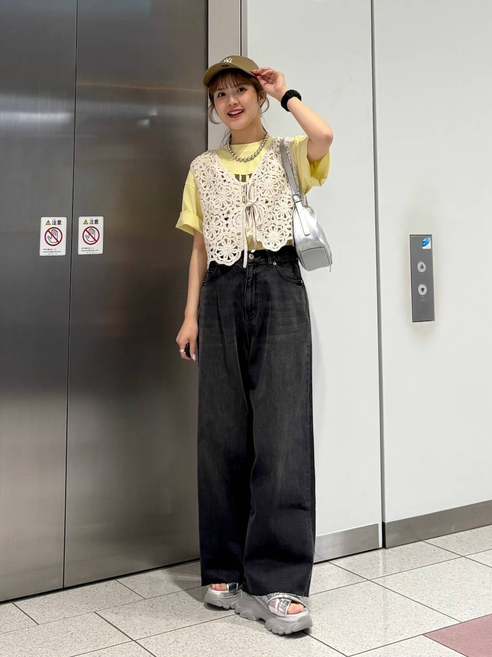 「差し色コーデ、カジュアル、デニムパンツ、ベスト、Tシャツ、サンダル、キャップ、LOWRYS FARM、春色、春コーデ、大人女子カジュアル_LOWRYS FARM、ローリーズスタイル_LOWRYS FARM、大人カジュアル」｜「LOWRYS FARMのＣＡＳＵＡＬＣＬＡＳＳＩＣ２５ 283907（キャップ、ベージュ系）」を使った、aoさん（レディース・158cm）の春コーディネートの1枚目の写真