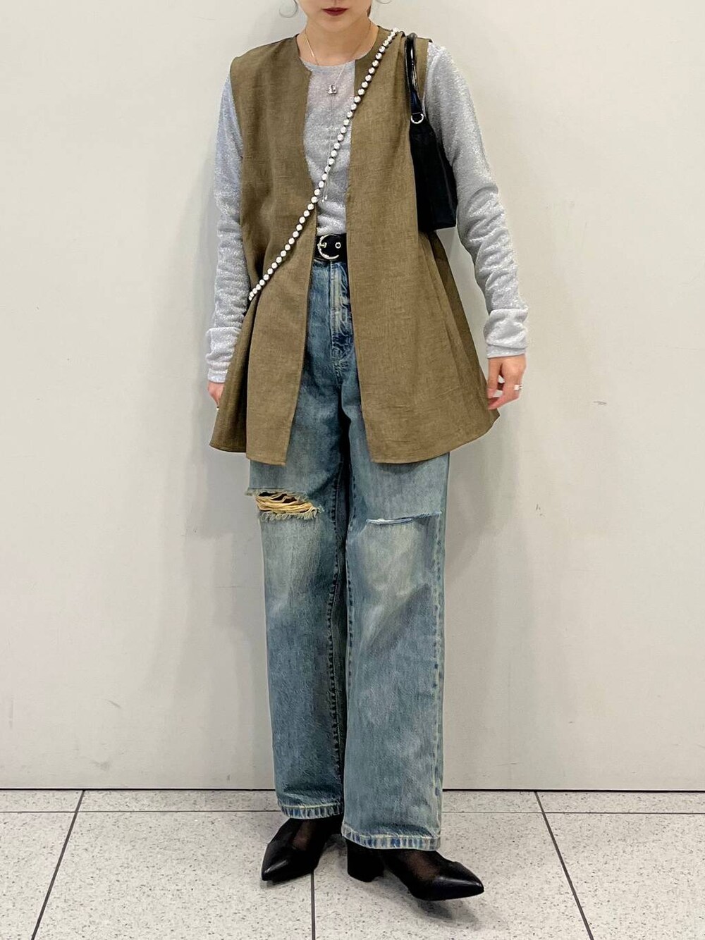 「差し色コーデ、カジュアル、デニムパンツ、ベスト、メガネ、メガネ女子、ベルト、ショートブーツ、LOWRYS FARM、Me%、大人女子カジュアル_LOWRYS FARM、ローリーズスタイル_LOWRYS FARM、春コーデ」｜「LOWRYS FARMのシアーブーツ　100495（ブーツ、ブラック系）」を使った、aoさん（レディース・158cm）の春コーディネートの1枚目の写真