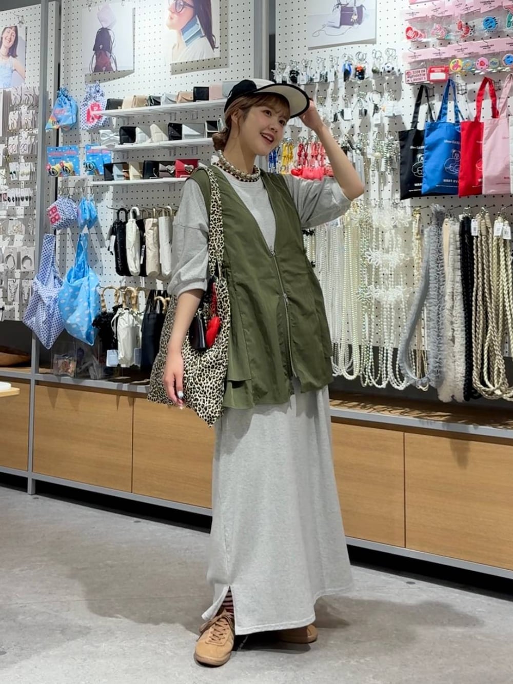 「差し色コーデ、カジュアル、ゆったり、ラフ、キャップ、トートバッグ、ワンピース、ベスト、ローリーズスタイル_LOWRYS FARM、大人女子カジュアル_LOWRYS FARM」｜「LOWRYS FARMのTWENTY9 MIYUKI ARIHARA am リップストップ メッシュ 283954（キャップ、ホワイト系）」を使った、aoさん（レディース・158cm）の夏コーディネートの1枚目の写真
