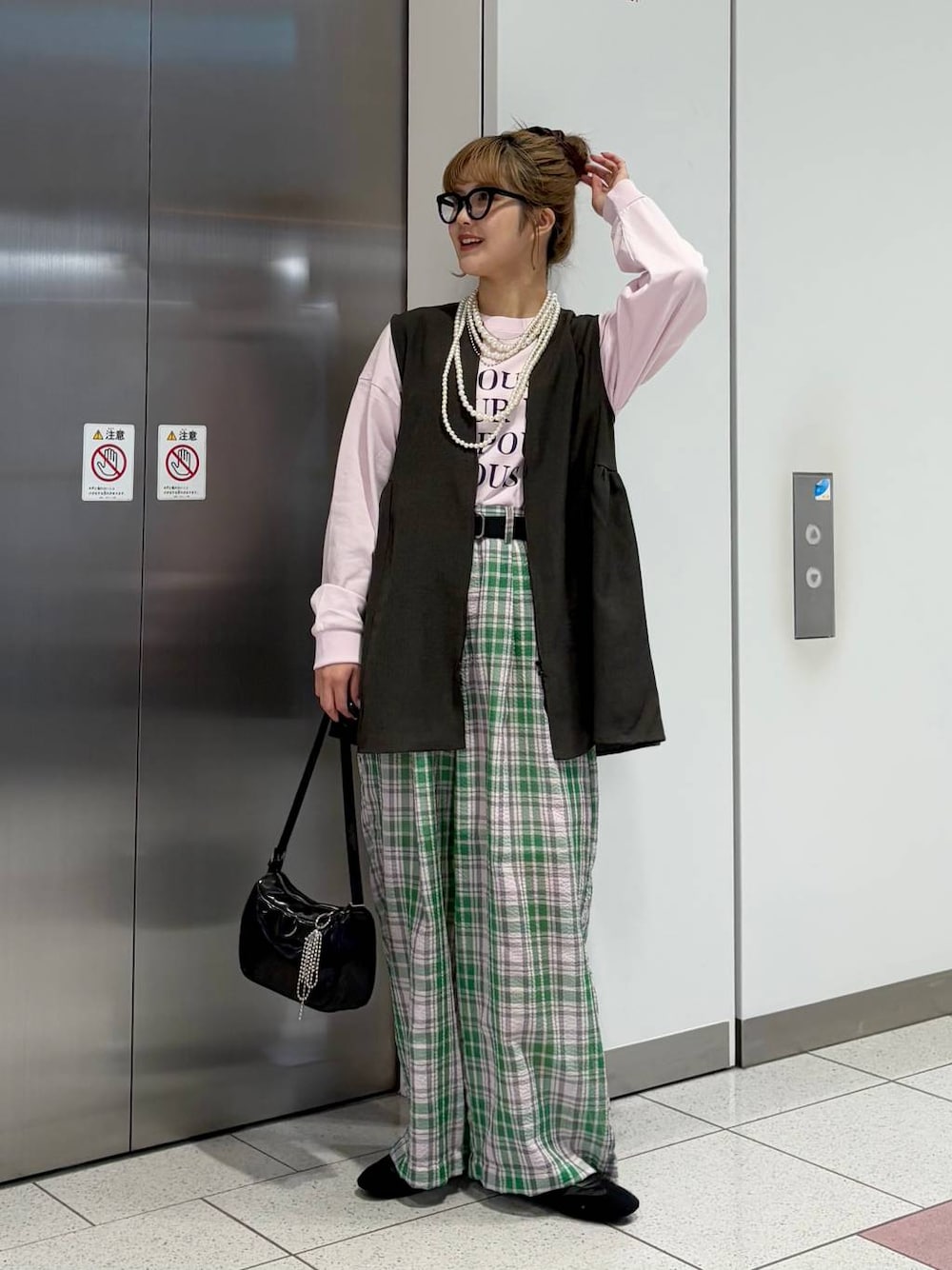 「差し色コーデ、カジュアル、個性派、ネックレス、ワイドパンツ、ベスト、Tシャツ、LOWRYS FARM、春色、春コーデ、大人カジュアル、ローリーズスタイル_LOWRYS FARM、大人女子カジュアル_LOWRYS FARM」｜「LOWRYS FARMのＥＹＥＷＥＡＲ　128533（メガネ、その他）」を使った、aoさん（レディース・158cm）の春コーディネートの1枚目の写真
