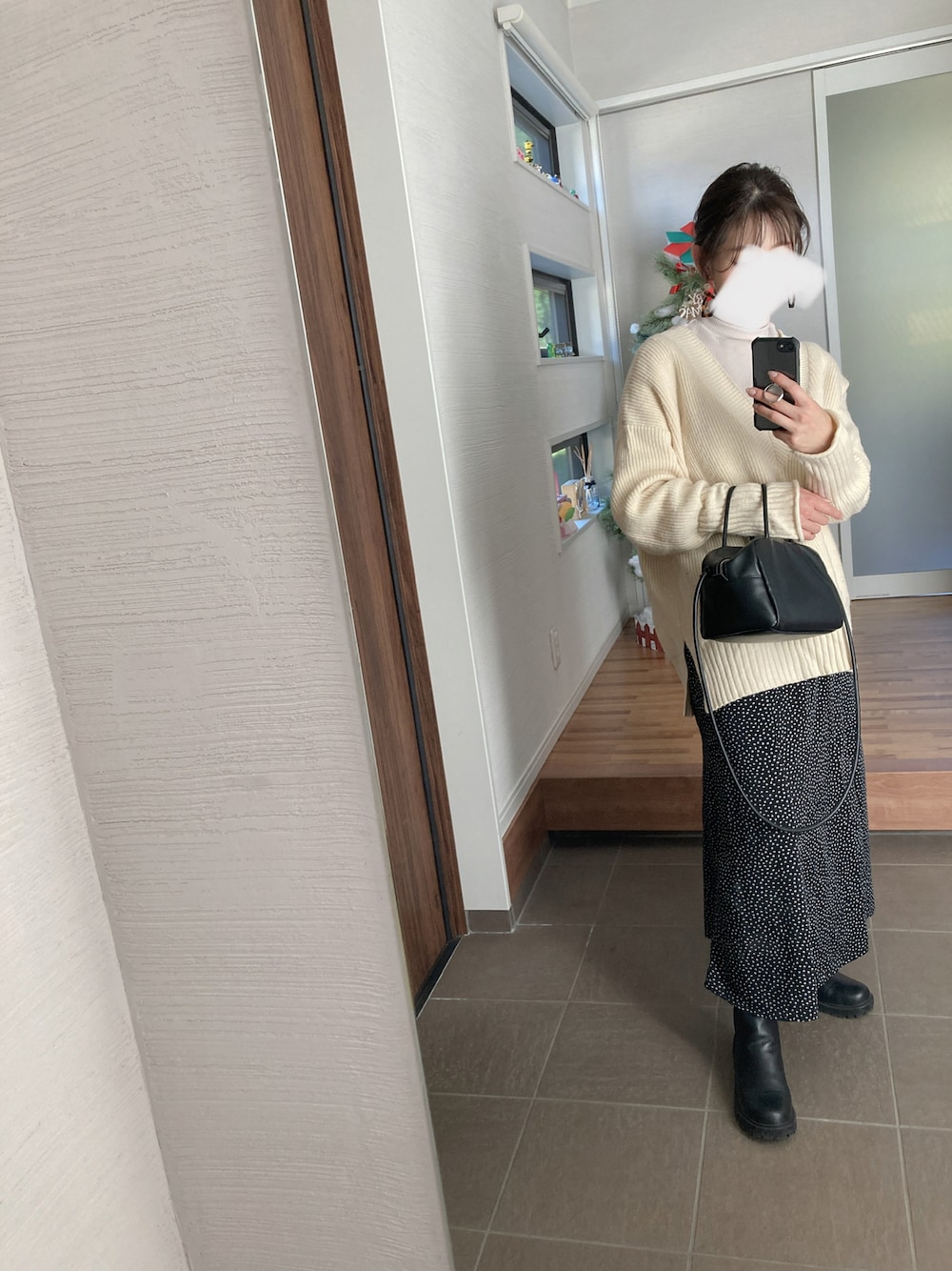 「シンプルコーデ、ゆったりコーデ、オーバーサイズ、未来のWEARISTAプロジェクト、マーメイドスカート、秋コーデ、プチプラコーデ、白ニット、サイドゴアブーツ、タートルネック、ドット、Vネック」｜「natural coutureの深V畦袖口カールニット（ニット/セーター、ホワイト系）」を使った、mikkoさん（レディース・152cm）の秋コーディネートの1枚目の写真