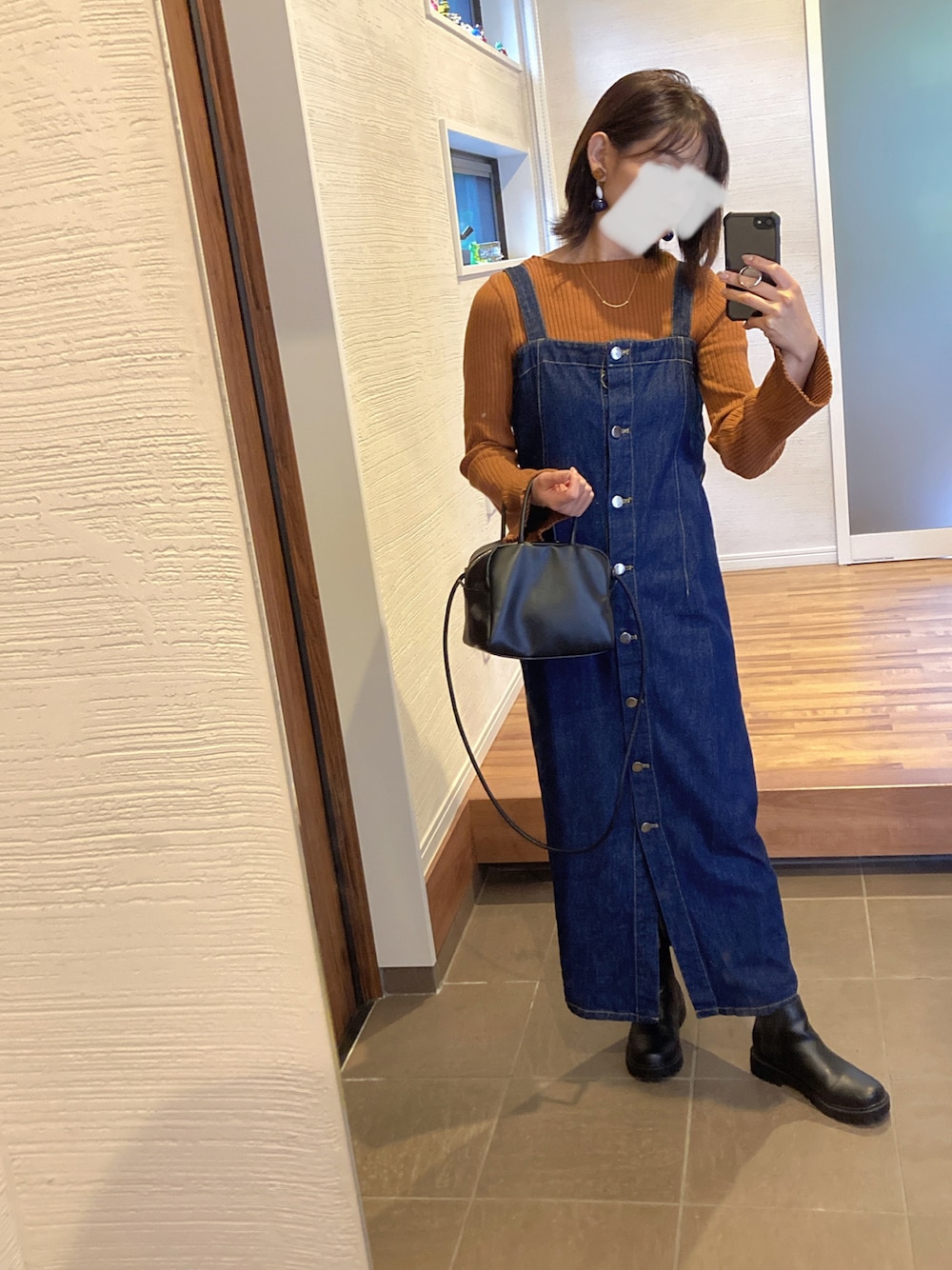 「ロングスカート、低身長、だから秋服が好き、デニムワンピース、デニムスカート、秋コーデ、淡色コーデ、ブーツ、サイトゴアブーツ、低身長コーデ、ブラウン、キャメル、プチプラ、プチプラコーデ」｜「しまむらのアイテム（バッグ、ブラック系）」を使った、mikkoさん（レディース・152cm）の秋コーディネートの1枚目の写真
