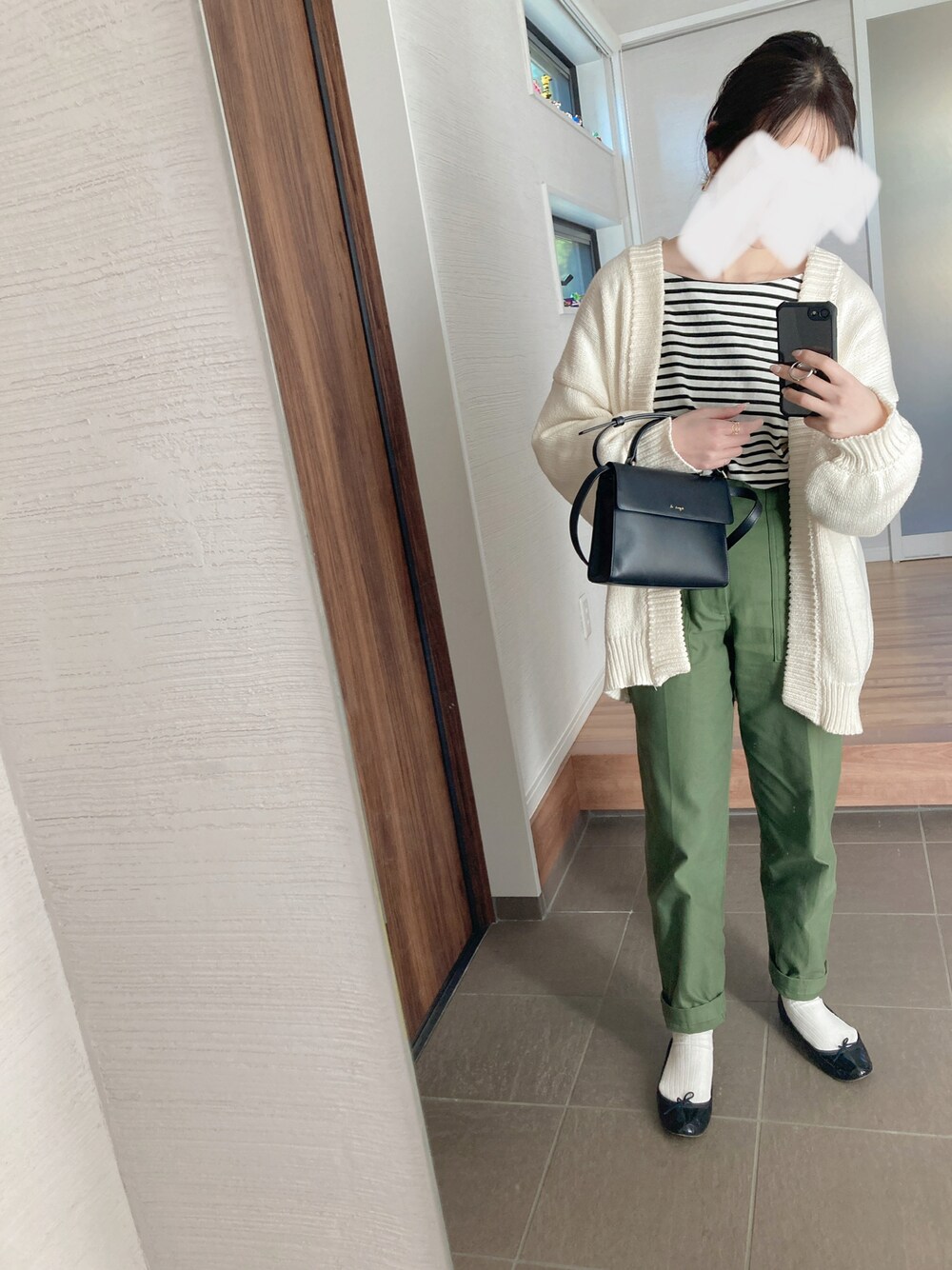 「ootd、シンプルコーデ、ボーダー、春ニット、ベイカーパンツ、カーキ、低身長コーデ、ミニバッグ、ビッグシルエット、バレエシューズ、shinzone、agnes b.、repetto、ハイウエスト、スクエアバッグ」｜「URBAN RESEARCHのUR 袖リボンカットソー（Tシャツ/カットソー、ホワイト系）」を使った、mikkoさん（レディース・152cm）の春コーディネートの1枚目の写真
