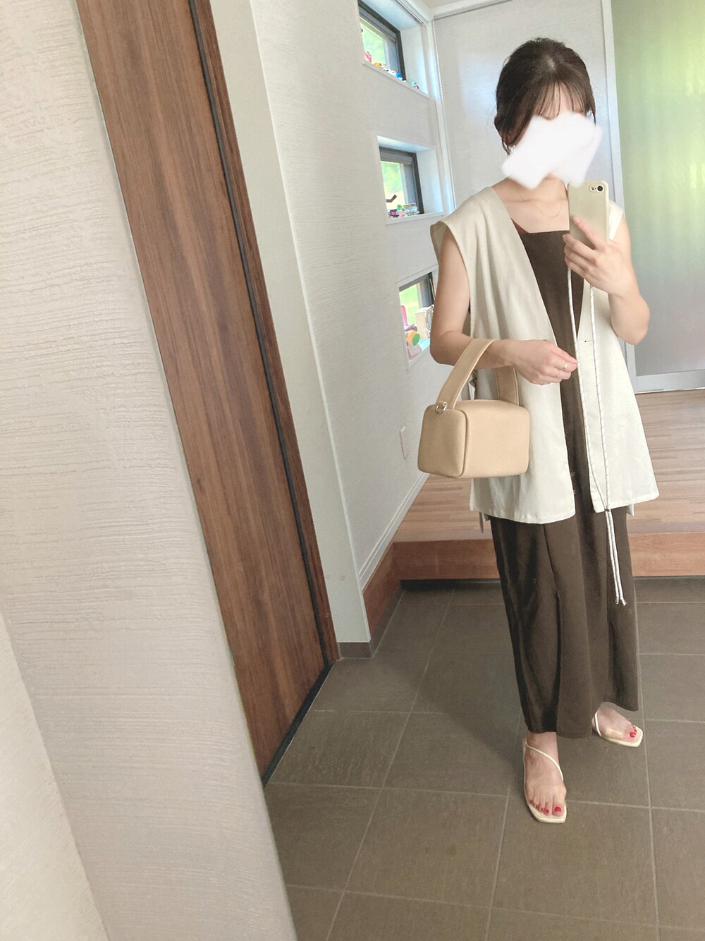 「大人コーデ、おしゃれさんと繋がりたい、ボストンバッグ、キャミワンピ、ワンピーススタイル、ベスト、ベストコーデ、スリットワンピース、ootd、ブラウンコーデ、ママファッション、クリアサンダル、スリット、きゃみ」｜「apres jour mignonのセットインサイドベルトジレ【ZOZOTOWN限定アイテム】（ベスト、ホワイト系）」を使った、mikkoさん（レディース・153cm）の夏コーディネートの1枚目の写真