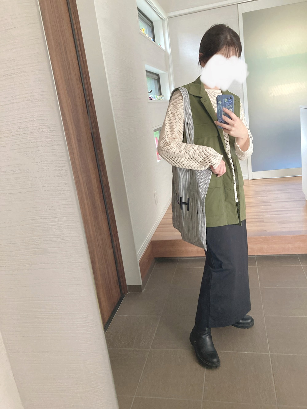 「秋服コーデ、今日のコーデ、低身長コーデ、プチプラ、スカート、ママコーデ、メッシュ、ベスト、秋ルック紹介するよ、サイドゴアブーツ、UNIQLO」｜「apres jour mignonのメッシュ編みニット 【ZOZOTOWN限定アイテム】（ニット/セーター、ホワイト系）」を使った、mikkoさん（レディース・153cm）の秋コーディネートの1枚目の写真