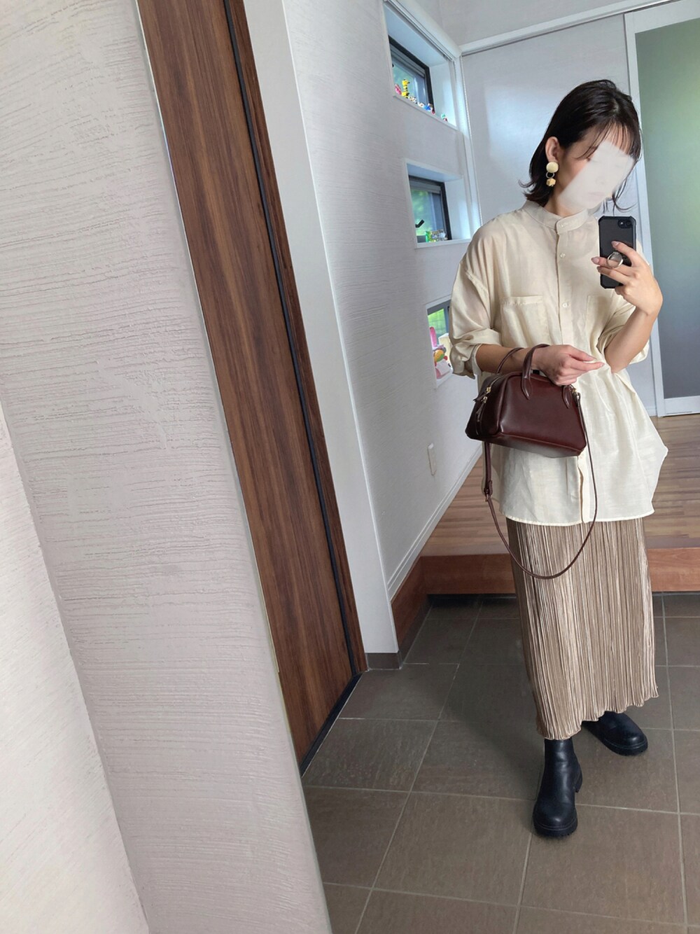 「ブーツ、ワントーンコーデ、秋のコーデ、サイドゴアブーツ、プリーツスカート、ミニバッグ、ゆるコーデ、outfit、着回しコーデ、低身長コーデ、秋コーデ、秋冬コーデ、おしゃれさんと繋がりたい、だから秋服が好き」｜「BEAUTY&YOUTH UNITED ARROWSのBY フェイクレザードームミニボストンバッグ -2WAY-（ボストンバッグ、ブラウン系）」を使った、mikkoさん（レディース・152cm）の秋コーディネートの1枚目の写真