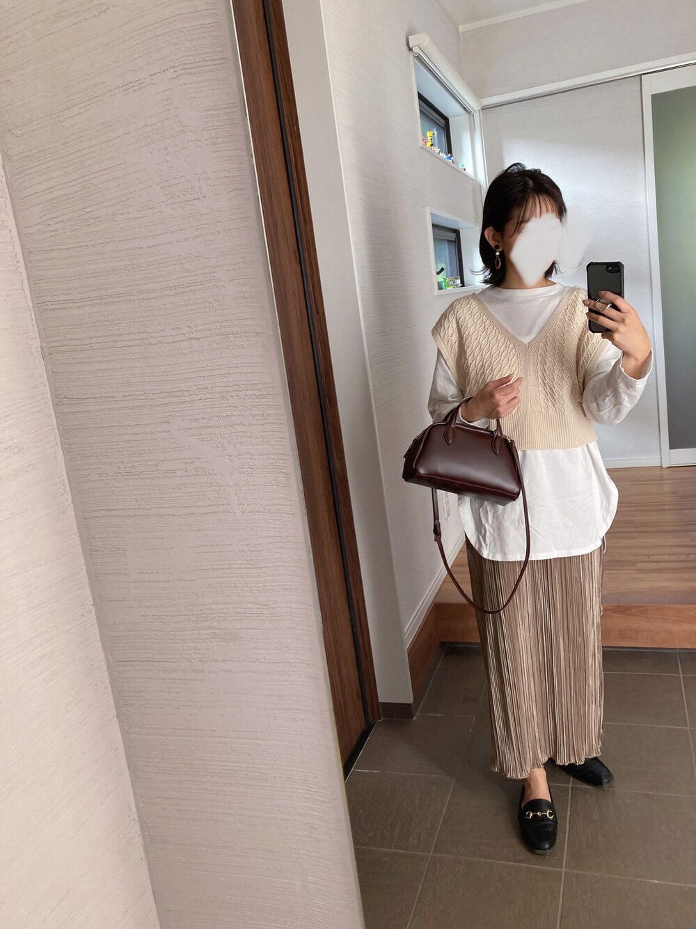 「だから秋服が好き、秋コーデ、秋服準備はじめました、ニットベスト、ブラウン、低身長、ママファッション、タイトスカート、ミニバッグ、プリーツスカート、ベスト、ローファー、ビットローファー、プチプラコーデ、ビューティ&ユース ユナイテッドアローズ(BEAUTY&YOUTH UNITED ARROWS)」｜「BEAUTY&YOUTH UNITED ARROWSのBY フェイクレザードームミニボストンバッグ -2WAY-（ボストンバッグ、ブラウン系）」を使った、mikkoさん（レディース・152cm）の秋コーディネートの1枚目の写真
