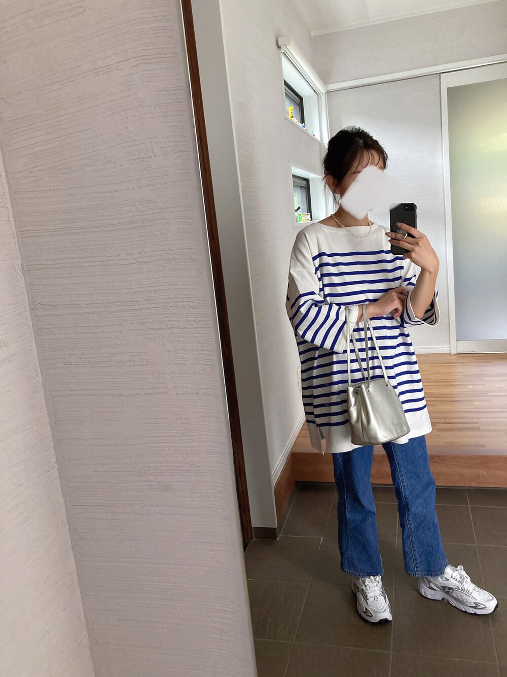 「大人カジュアル、シンプルコーデ、ラクチンコーデ、今日のコーデ、ボーダー、フレアパンツ、フレアデニム、levi’s、SLOBE IENA、大人かわいい、New Balance、agnes b.」｜「NEW BALANCEの【国内exclusive】＜New Balance（ニューバランス）＞ML725/スニーカー（スニーカー、ホワイト系）」を使った、mikkoさん（レディース・152cm）の秋コーディネートの1枚目の写真