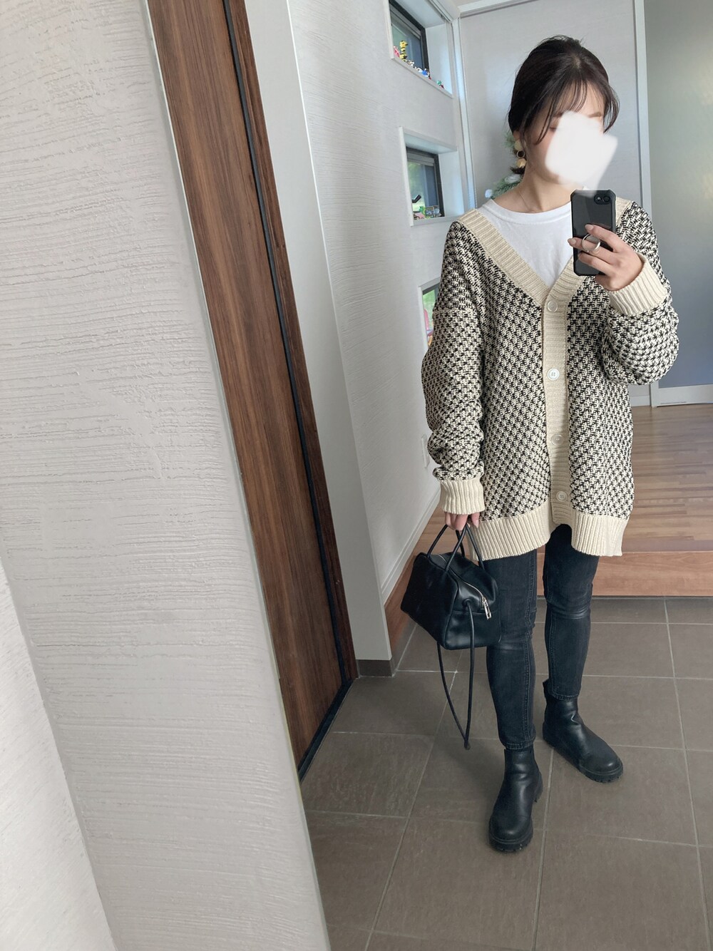 「パンツスタイル、秋冬コーデ、シンプル、大人カジュアル、低身長、オーバーサイズ、ootd、ニット、ブラック、ブラックコーデ、ニットコーデ、スキニー、カーディガン、FREAK’Ｓ STORE、ミニバッグ」｜「FREAK'S STOREの▽【WEB限定】リンクス柄2WAY深Vネックニットカーディガン（カーディガン/ボレロ、ブラック系）」を使った、mikkoさん（レディース・152cm）の冬コーディネートの1枚目の写真