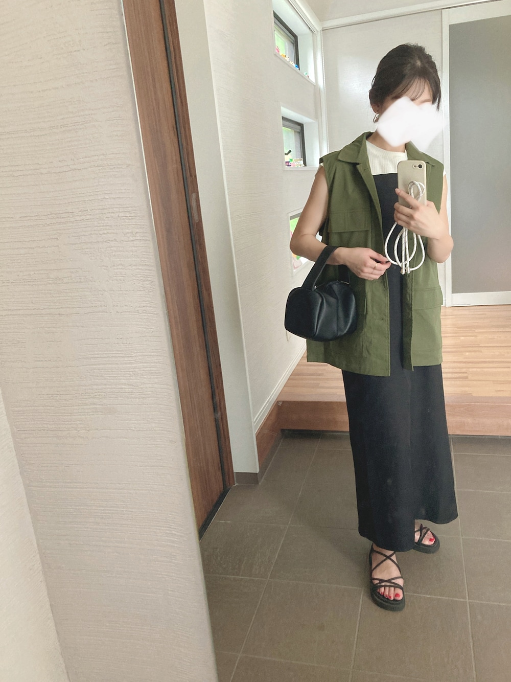 「大人かわいい、きれいめカジュアル、summer、今日のコーデ、ブラックコーデ、低身長、ミニバッグ、ベスト、おしゃれさんと繋がりたい、ミリタリー、低身長女子、モノトーンコーデ、キャミワンピ」｜「JUNOAHのレースアップサンダル（サンダル、ブラック系）」を使った、mikkoさん（レディース・153cm）の夏コーディネートの1枚目の写真