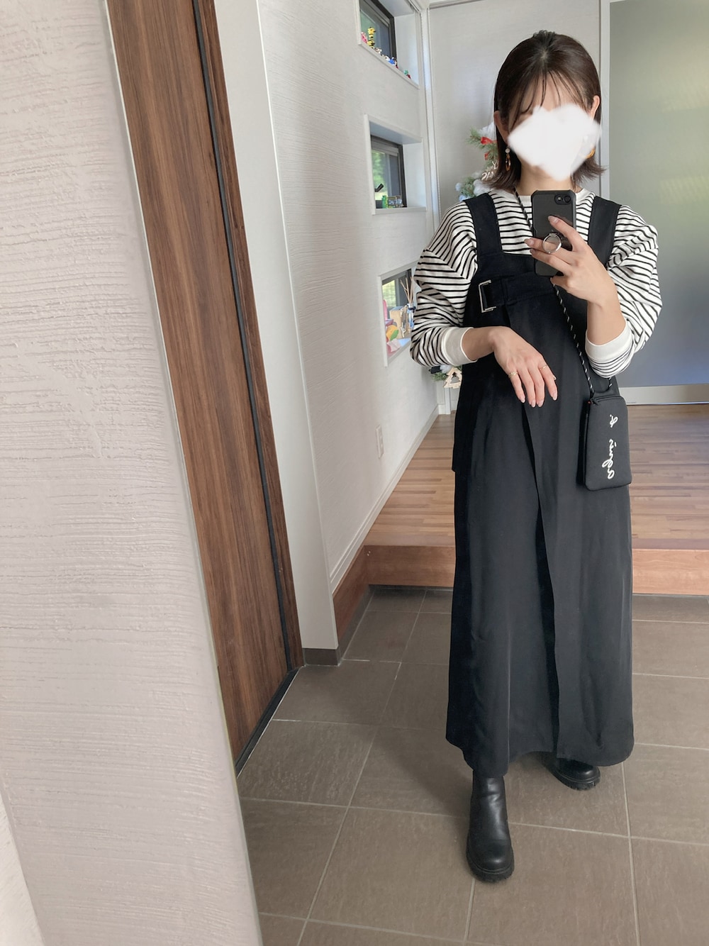 「ワンピース、ボーダー、秋のコーデ、ブラックコーデ、BEAMS、ZARA、モノトーン、サイドゴアブーツ、ボーダートップス、ゆったりコーデ、低身長、agnes b.、ロングスカート、ラップスカート、サロペット」｜「Ray BEAMSのRay BEAMS / ラップ サロペット ワンピース（ワンピース、ブラック系）」を使った、mikkoさん（レディース・152cm）の秋コーディネートの1枚目の写真