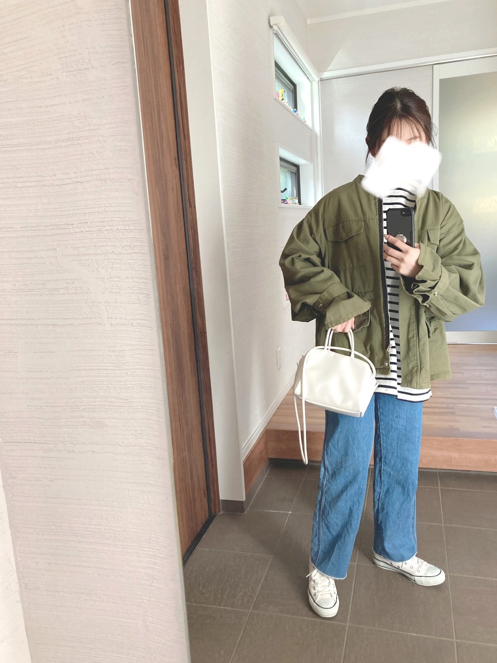 「プチプラコーデ、お洒落さんとつながりたい、ママコーデ、ミリタリー、ボーダー、カジュアルコーデ、袖フレア、dholic、しまむら、GU、converse、着回しコーデ、オーバーサイズ」｜「DHOLICのストラップスリーブミリタリージャケット（ミリタリージャケット、グリーン系）」を使った、mikkoさん（レディース・153cm）の春コーディネートの1枚目の写真