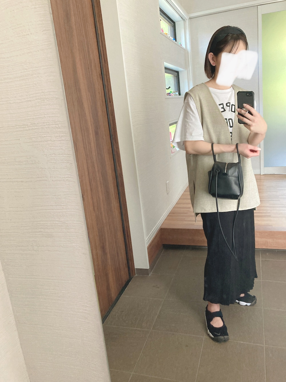 「シンプルコーデ、オトナ女子、ロングスカート、レイヤード、ミニバッグ、低身長コーデ、ベスト、春夏コーデ、ボブ、夏コーデ、ロゴT、おしゃれさんと繋がりたい、NIKE、きれいめカジュアル、プチプラコーデ」｜「CIAOPANIC TYPYの【タンク付き】リネンライクVネックベスト（ベスト、グレー系）」を使った、mikkoさん（レディース・153cm）の夏コーディネートの1枚目の写真