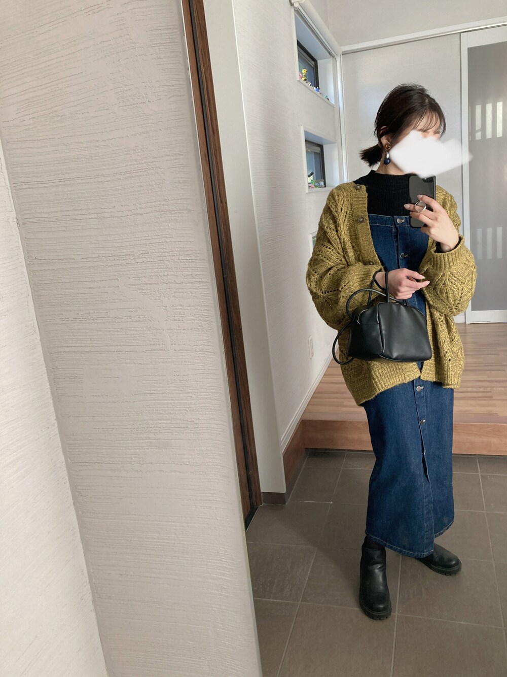 「低身長、ミニバッグ、プチプラ、ニットコーデ、ニット、デニム、デニムスカート、LOWRYSFARM、サイドゴアブーツ、あったかコーデ、デニムワンピース」｜「LOWRYS FARMの２ＷＡＹスカシガラニットＬＳ　238717（ニット/セーター、ブラウン系）」を使った、mikkoさん（レディース・152cm）の冬コーディネートの1枚目の写真