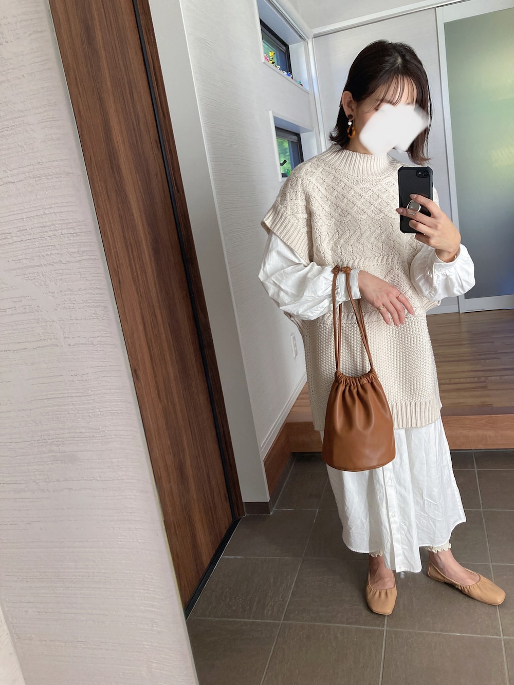 「ニット、ケーブルニット、ロングスカート、GU、ニットベスト、白ニット、秋服、着回しコーデ、低身長コーデ、今日のコーデ、淡色女子、ベスト、スクエアトゥ」｜「GUのアイテム（ワンピース/ドレス、ホワイト系）」を使った、mikkoさん（レディース・152cm）の秋コーディネートの1枚目の写真