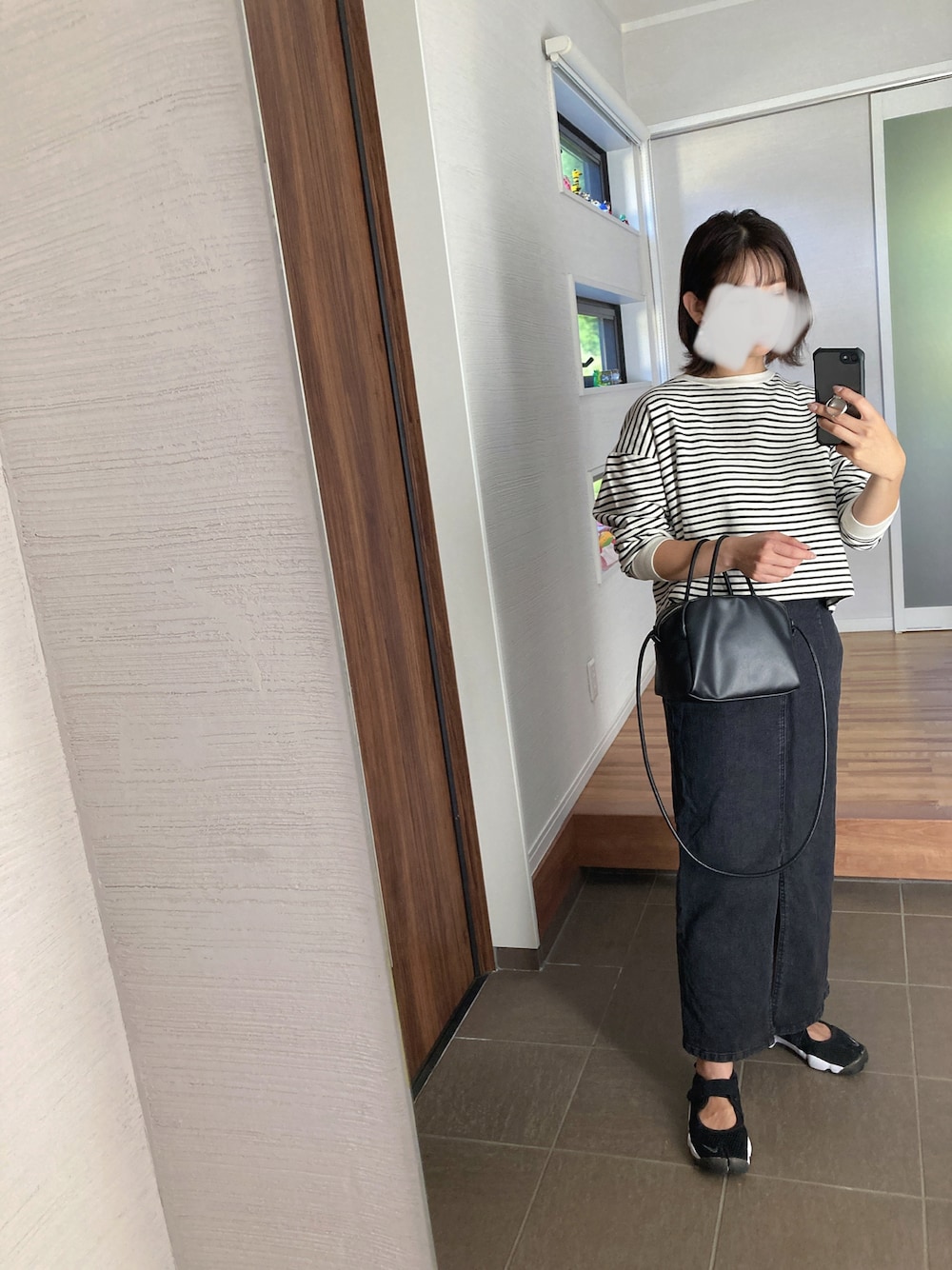 「だから秋服が好き、低身長、ootd、ロングスカート、シンプルコーデ、ママファッション、ブラック、デニムスカート、ボーダー、ボーダートップス、AIR RIFT、おでかけ、NIKE、モノトーン、モノトーンコーデ」｜「A part byのデニムロングタイトスカート　951253（デニムスカート、ブラック系）」を使った、mikkoさん（レディース・152cm）の秋コーディネートの1枚目の写真