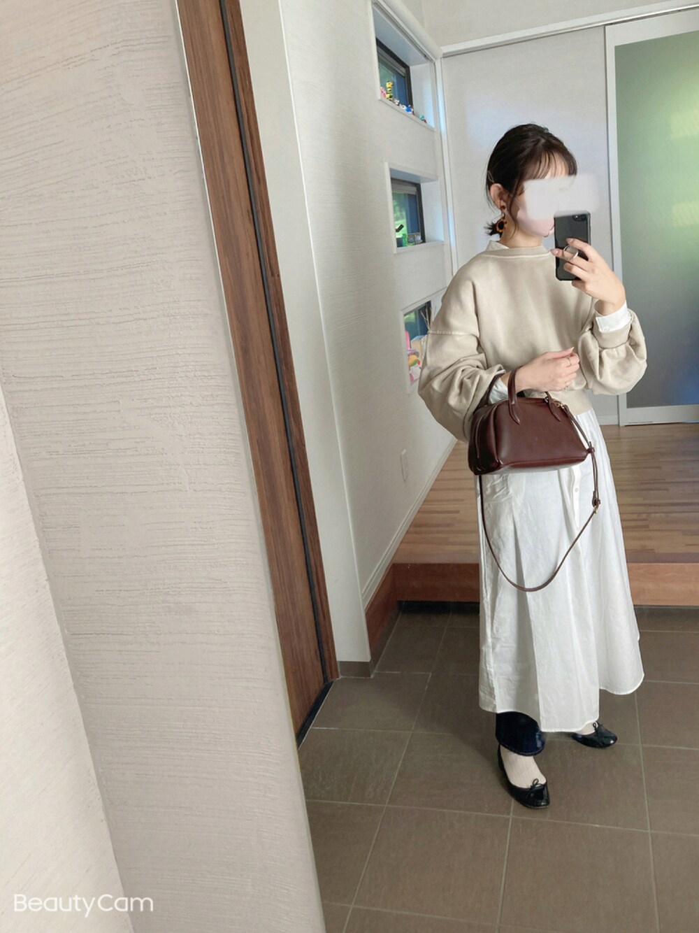 「スウェット、大人カジュアル、GU、バレエシューズ、repetto、きれいめカジュアル、パンツスタイル、ロングワンピース、ミニバッグ、低身長コーデ、今日のコーデ、秋コーデ、秋冬コーデ、バレエシューズ×ソックス、ITEMS URBANRESEARCH」｜「ITEMS URBANRESEARCHのキーホールスウェット（スウェット、ベージュ系）」を使った、mikkoさん（レディース・152cm）の秋コーディネートの1枚目の写真