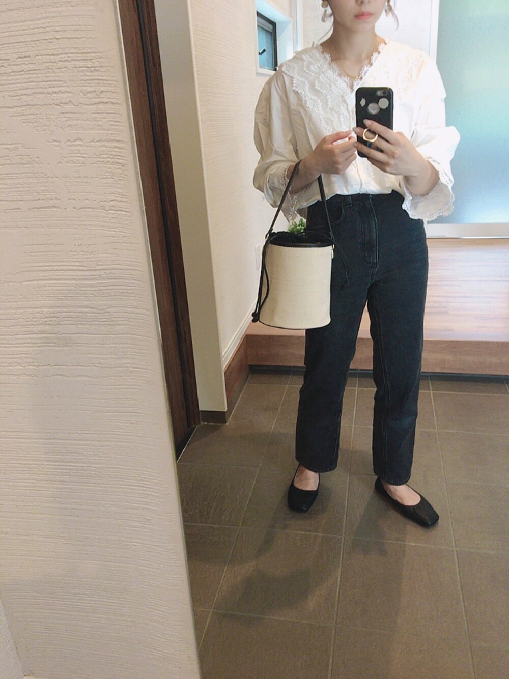 ブラック系のハンドバッグ、ブラック系のパンツ、ブラック系のシューズを着用したレディースの夏コーディネートの1枚目の写真