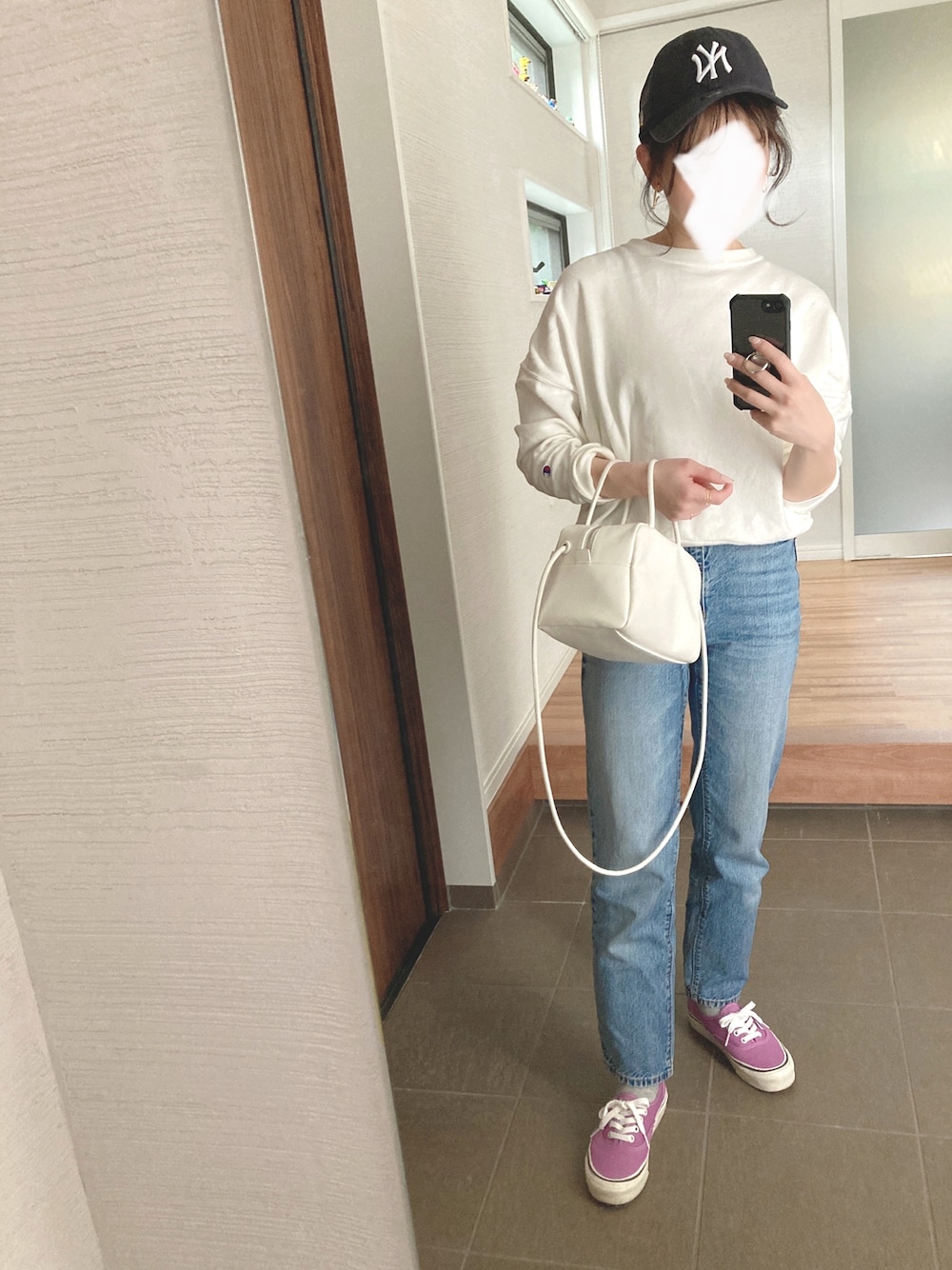 「シンプル、おしゃれさんと繋がりたい、カジュアルコーデ、春コーデ、ラクチンコーデ、デニム、ボストンバッグ、今日のコーデ、ショート丈トップス、ママコーデ、キャップ、Champion、VANS、低身長コーデ、ハイウエスト」｜「VANSの＜VANS（バンズ）＞ANAHEIM AUTHENTIC 44/スニーカー（スニーカー、パープル系）」を使った、mikkoさん（レディース・152cm）の春コーディネートの1枚目の写真