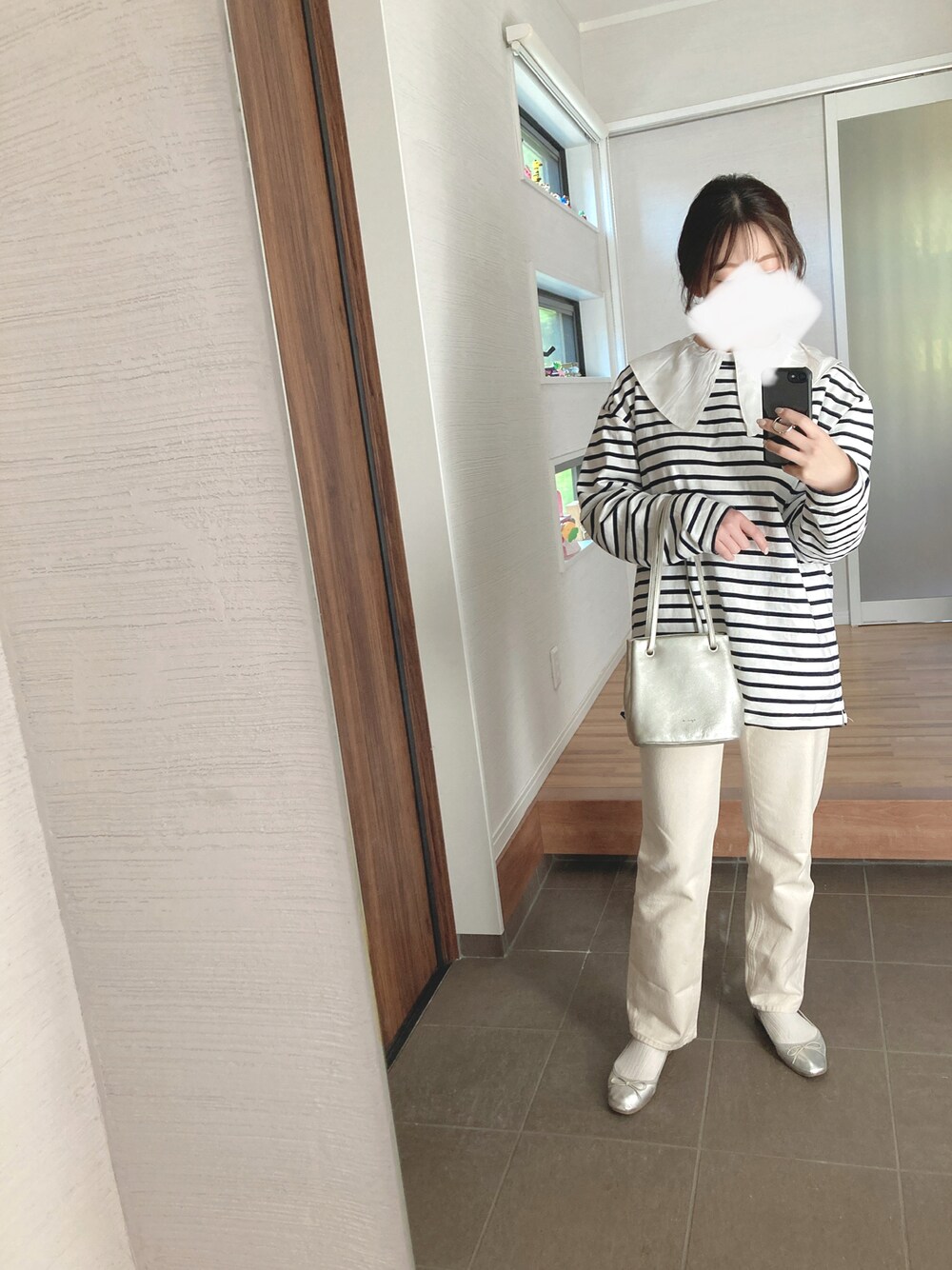 「春服みてみて、パンツスタイル、春色、プチプラコーデ、パンプス、レイヤード、しまむら、ボーダートップス、ボーダー、ビッグカラー、GU、agnes b.、低身長コーデ、ホワイトコーデ、ごきげんウィーク」｜「agnes b.のLS19B-01 camille 2Wayハンドバッグ（ハンドバッグ、シルバー系）」を使った、mikkoさん（レディース・153cm）の春コーディネートの1枚目の写真