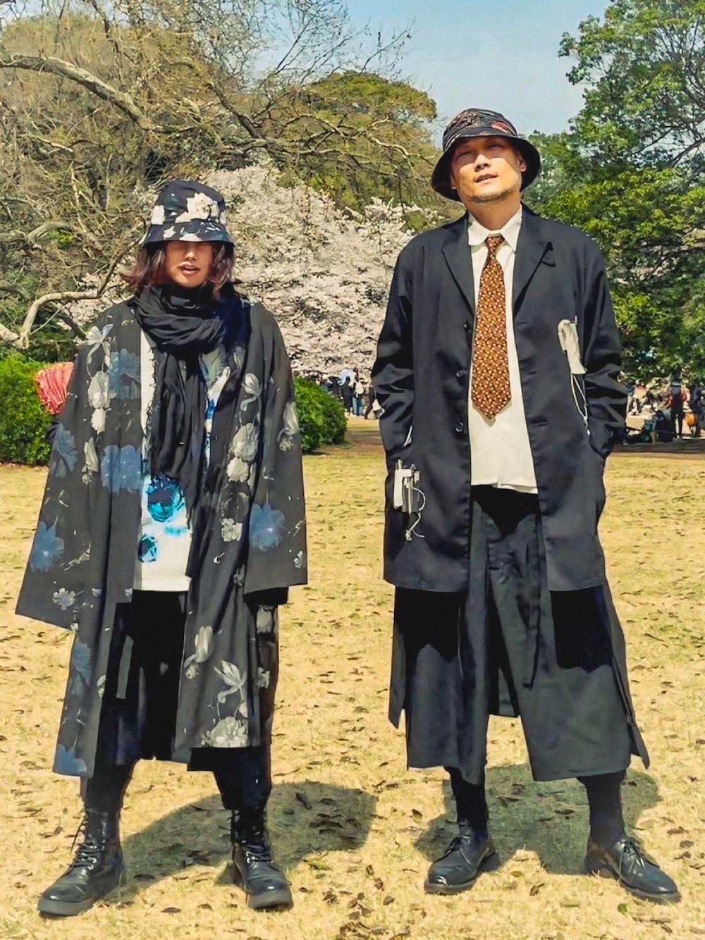 ブラック系のネクタイ、ホワイト系のシャツ/ブラウス、ブラック系のジャケット/アウターを着用したメンズの春コーディネートの1枚目の写真