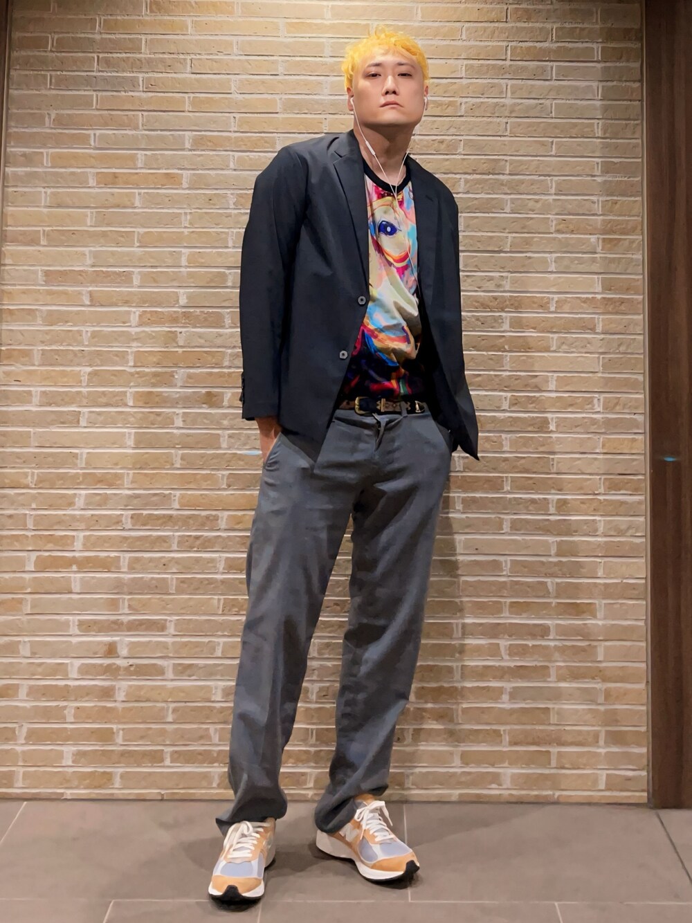 レッド系のTシャツ/カットソー、グレー系のセットアップ、グレー系のスラックスを着用したメンズの夏コーディネートの1枚目の写真