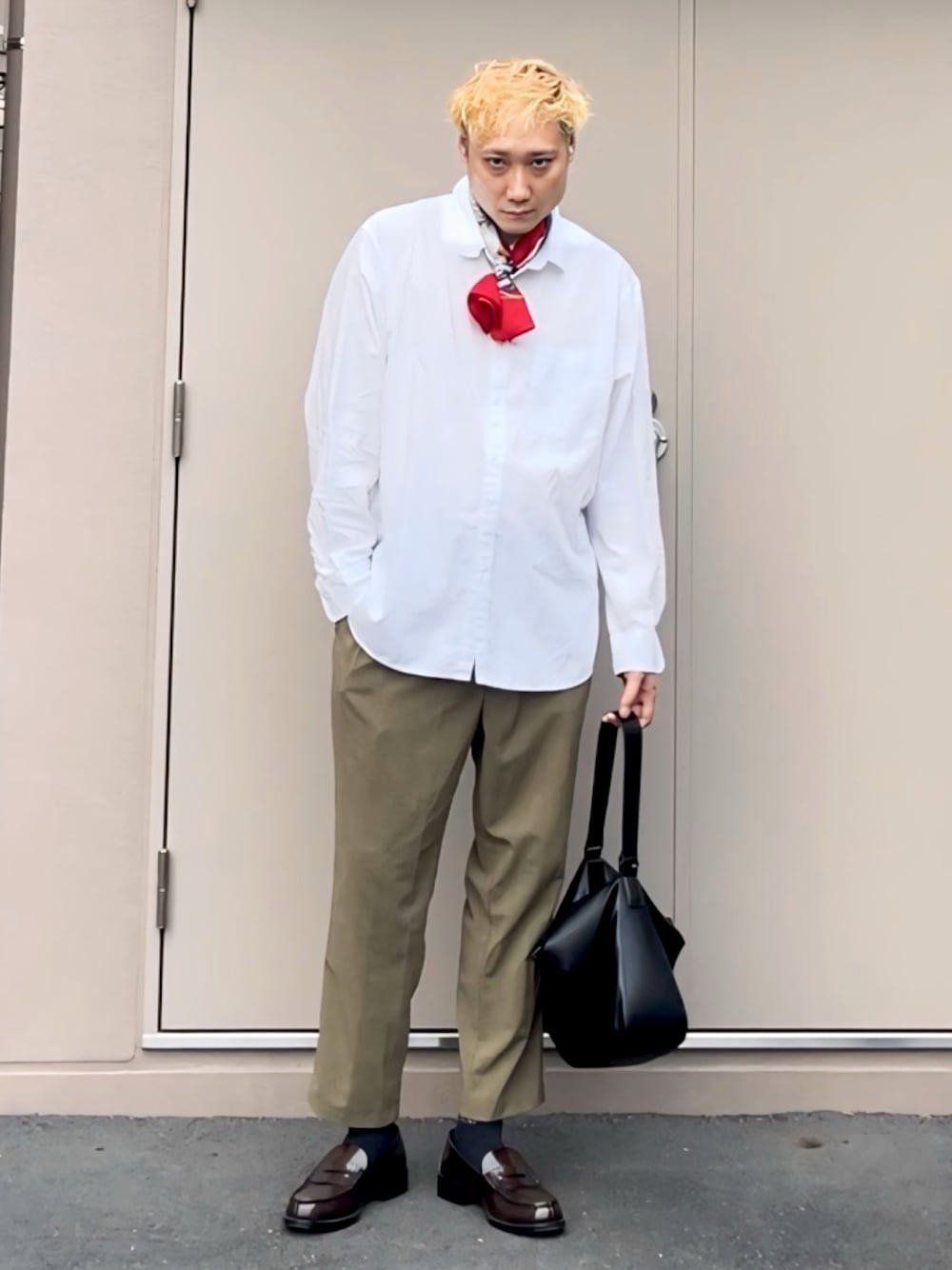 「大人カジュアル、レザー、スカーフ、白シャツ、シャツスタイル、イージーパンツ、ローファー、キレイめ、デートコーデ、きれいめカジュアル、ハンドバッグ、ショルダーバッグ、スラックス、シャツ好き集まれ、プチプラ」｜「UNIQLOのmen's 3XL（シャツ/ブラウス、ホワイト系）」を使った、まっちゃんさん（骨格ナチュラル・メンズ・183cm）の夏コーディネートの1枚目の写真