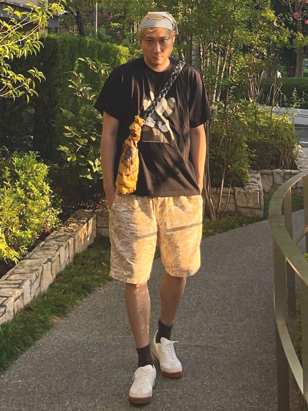「ブラウン、Tシャツ、おでかけコーデ、スニーカーコーデ、スニーカー、スカーフ、ショルダーバッグ、ユニクロ、UNIQLO、夏コーデ、アウトドアスタイル、古着MIX、プリントT、プチプラ」｜「BURBERRYのアイテム（バンダナ/スカーフ、ブルー系）」を使った、まっちゃんさん（骨格ナチュラル・メンズ・183cm）の秋コーディネートの1枚目の写真
