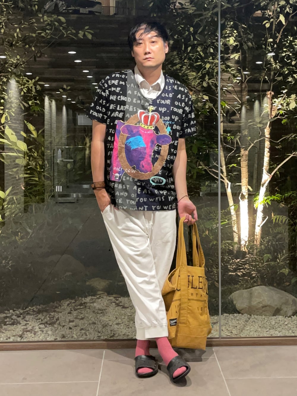 その他のTシャツ/カットソー、ホワイト系のポロシャツ、ホワイト系のその他パンツを着用したメンズの夏コーディネートの1枚目の写真