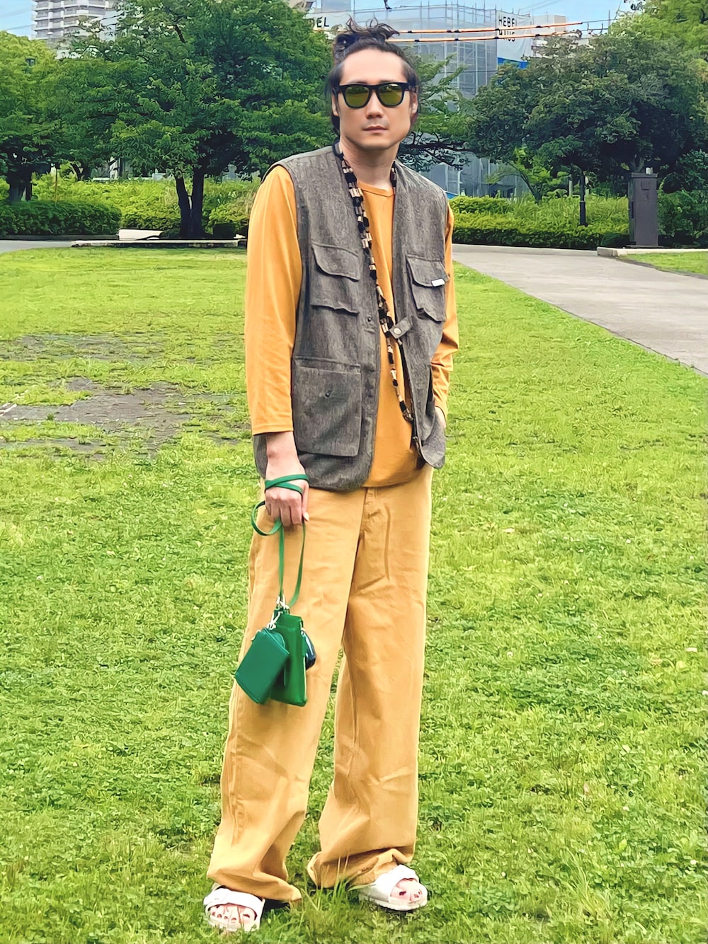 「このスタイルがお気に入り、サングラス、バギーパンツ、プチプラ、ショルダーバッグ、ベスト、カラフルフェス、イエロー、ミニバッグ、古着MIX」｜「MUHETのフィッシングベスト（ベスト、ベージュ系）」を使った、まっちゃんさん（骨格ナチュラル・メンズ・183cm）の夏コーディネートの1枚目の写真