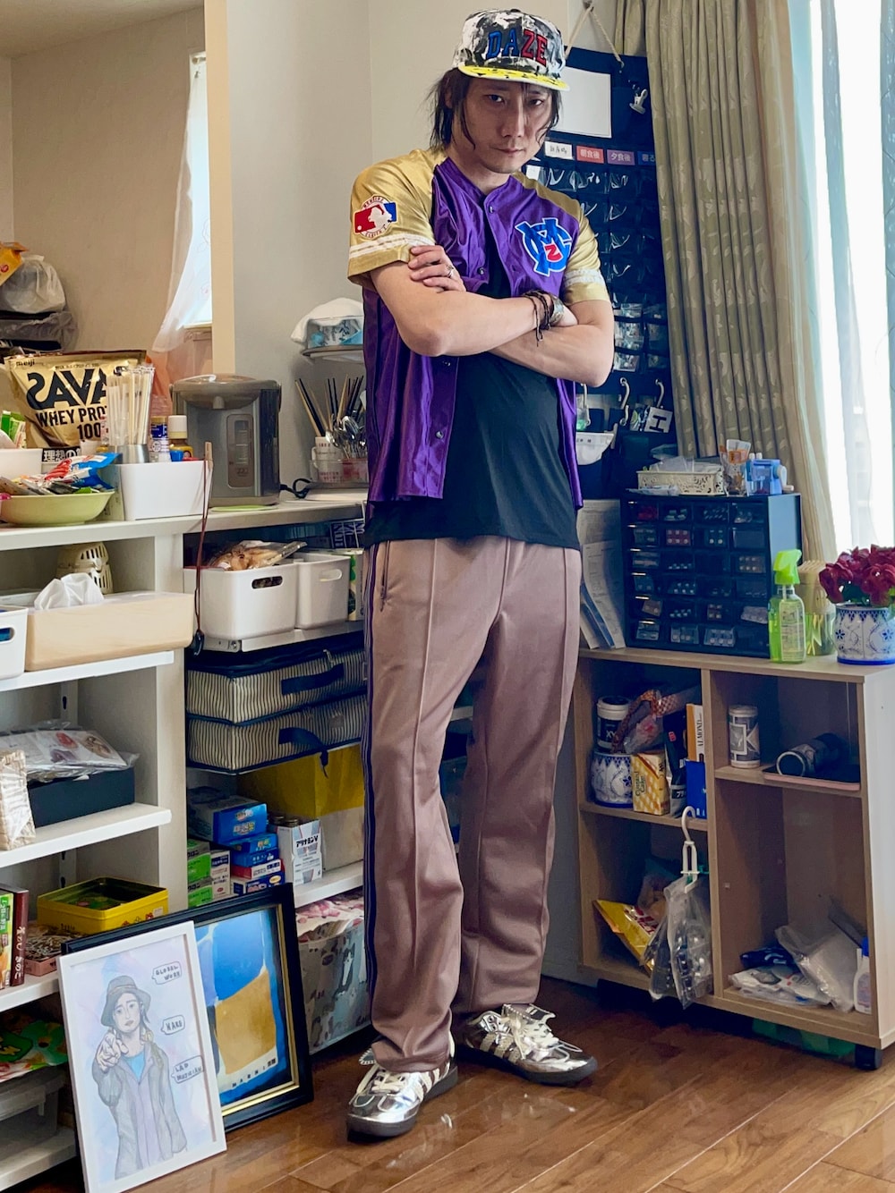 パープル系のシャツ/ブラウス、その他のその他パンツ、シルバー系のスニーカーを着用したメンズの冬コーディネートの1枚目の写真