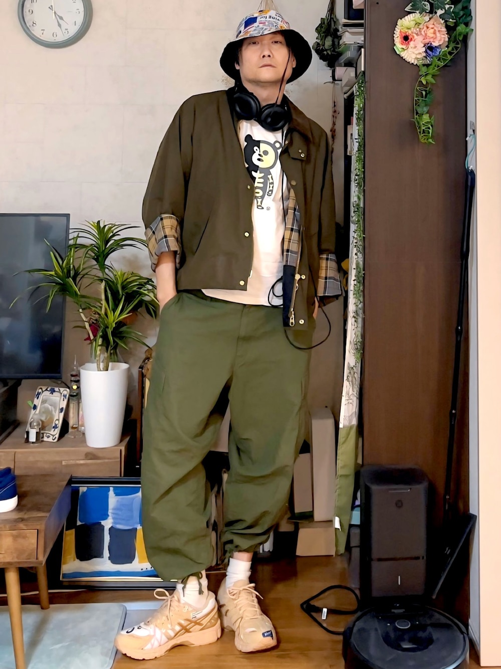 「アースカラー、カーゴパンツ、ストリート、春服、白Tシャツ、着回しコーデ、バケットハット、ジャケット、barbour、白ソックス、大人カジュアル、おしゃれな人と繋がりたい、ミリタリー」｜「ハッシーから- ̗̀🎁 ̖́-のアイテム（帽子、ホワイト系）」を使った、まっちゃんさん（メンズ・183cm）の春コーディネートの1枚目の写真