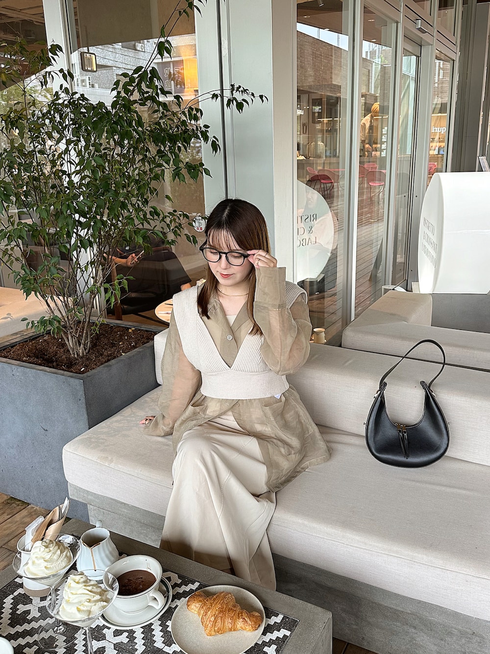 「淡色コーデ、着回しコーデ、大人女子、秋先取りコーデ、おでかけコーデ、大人コーデ、キャミワンピ、レイヤードスタイル、ビスチェ、ニットビスチェ、シアートップス、秋カラー、きれいめコーデ」｜「floristの【2WAY/3WAY】PUレザーのハーフムーンショルダーバッグ/ハンドバッグ（ショルダーバッグ、ブラック系）」を使った、sayaさん（骨格ストレート・レディース・156cm）の秋コーディネートの1枚目の写真