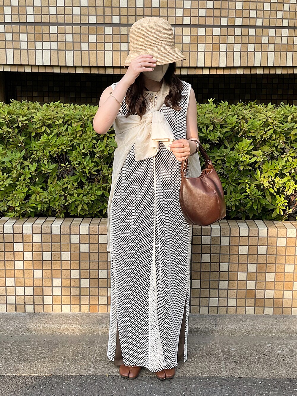 「カジュアルコーデ、大人女子、大人カジュアル、着回しコーデ、夏コーデ、ブラウン、ベージュ、アシンメトリー、レイヤードスタイル、たすき掛け、バケットハット、ストローハット、ワンピース、レイヤードワンピース、足袋バレエ」｜「LOWRYS FARMのザツザイバケットＨＡＴ　926113（ハット、ベージュ系）」を使った、sayaさん（レディース・156cm）の春コーディネートの1枚目の写真