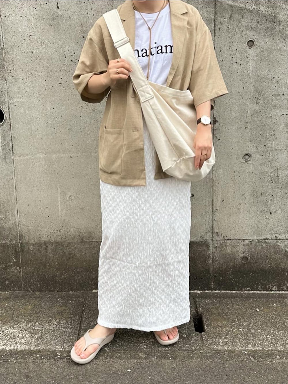 「みんなの白Tフェス、プチプラ、おでかけコーデ、キレイめカジュアル、シンプル、タイトスカート、ショルダーバッグ、Tシャツ、ロゴT、トングサンダル、ジャケット、チョーカー、淡色コーデ、淡色カジュアル」｜「natiamのアイテム（Tシャツ/カットソー、ホワイト系）」を使った、sayaさん（骨格ストレート・レディース・156cm）の夏コーディネートの1枚目の写真