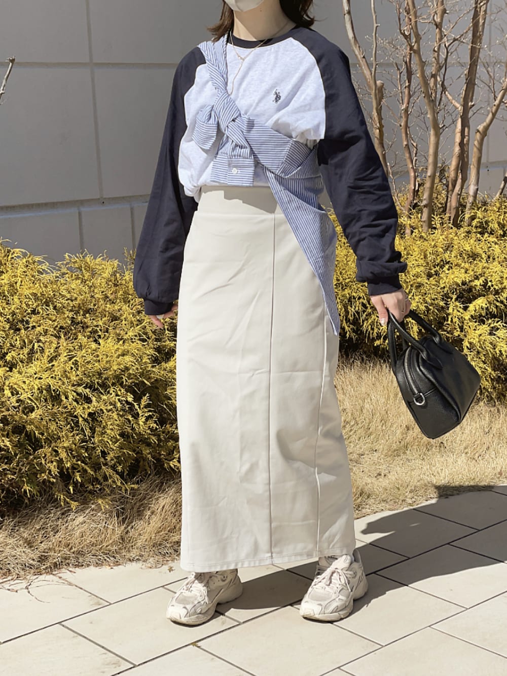 「春服デビュー宣言、カジュアルコーデ、お出かけコーデ、春服みてみて、ロングスカート、春色、シャツスタイル、ストライプシャツ、淡色カジュアル、タイトスカート、スニーカー、キャップ、ミリタリージャケット、シンプルスタイル、パステルカラー」｜「mecherieのアイテム（バッグ、ブラック系）」を使った、sayaさん（骨格ストレート・レディース・156cm）の春コーディネートの1枚目の写真