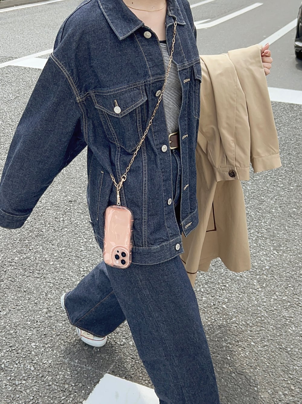 「春コーデ、カジュアルコーデ、大人カジュアル、キャミソール、セットアップ、デニム、デニムパンツ、デニムジャケット、スニーカー、めがね、トレンチコート、LOWRYS FARM」｜「LOWRYS FARMのデニムＧジャケット　177868（ノーカラーコート、ブルー系）」を使った、sayaさん（骨格ストレート・レディース・156cm）の春コーディネートの1枚目の写真