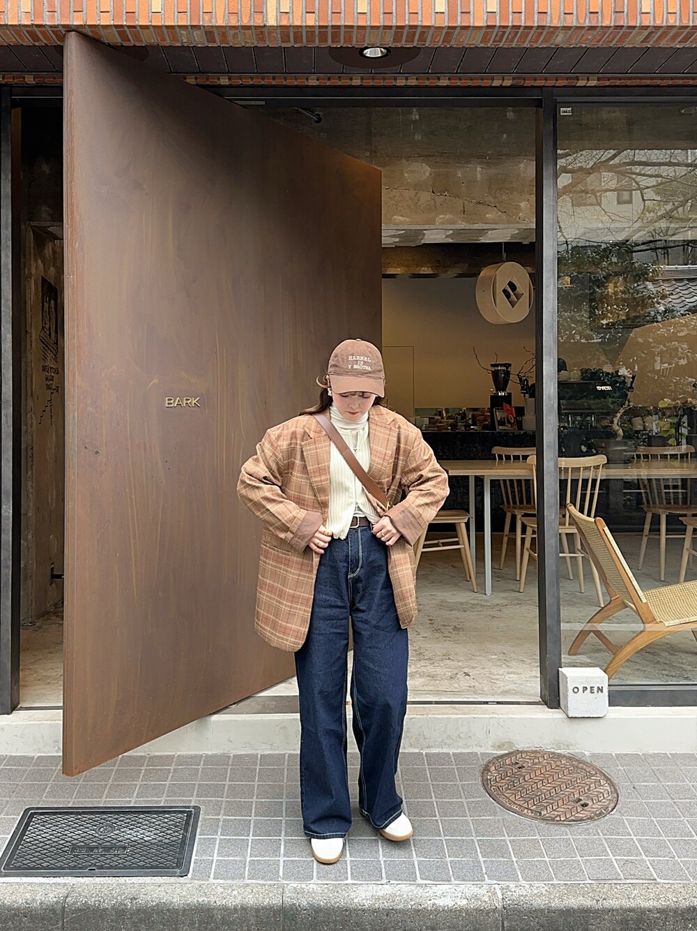 「オトナカワイイ、オトナカジュアル、おでかけコーデ、楽チンコーデ、ラフコーデ、秋冬コーデ、チェックジャケット、ジャケット、デニム、カジュアル、スニーカー、キャップ、レイヤードスタイル、クロップドトップス、ゆるコーデ」｜「temuのアイテム（キャップ、ブラウン系）」を使った、sayaさん（レディース・156cm）の冬コーディネートの1枚目の写真