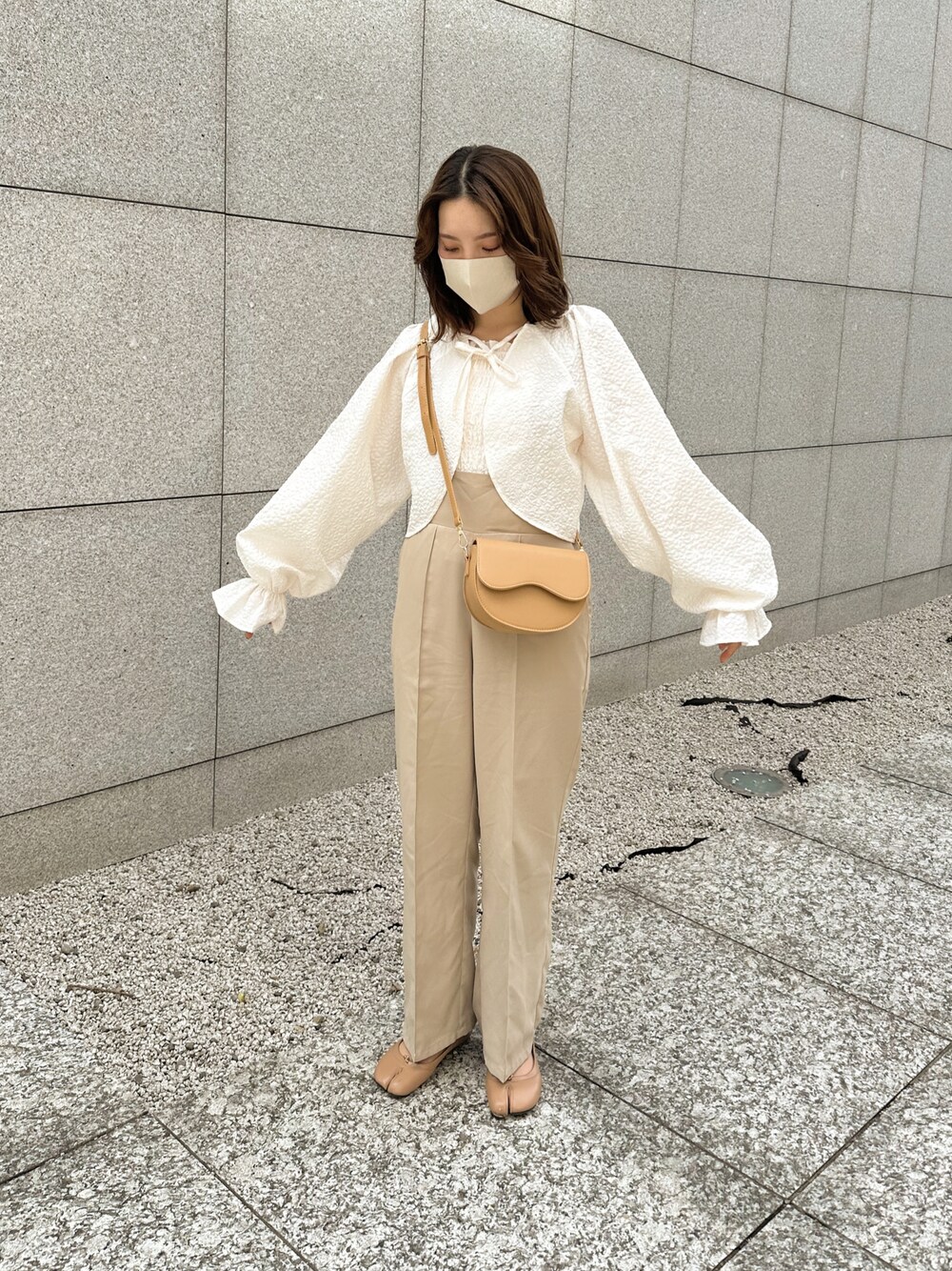 「大人カジュアル、シンプルコーデ、休日コーデ、春服コーデ、プチプラ、しまむら、ワントーンコーデ、レイヤードスタイル、ボレロ、サロペット、オールインワン、足袋バレエ、淡色コーデ、春カラー」｜「しまむらのアイテム（トップス、ホワイト系）」を使った、sayaさん（骨格ストレート・レディース・156cm）の春コーディネートの1枚目の写真