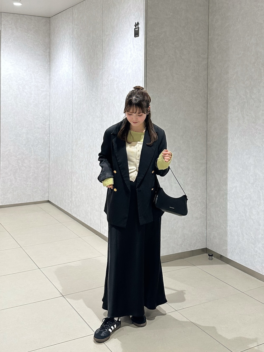 「ロンT、プチプラ、春服コーデ、大人カジュアルコーデ、春先取り、レイヤードスタイル、スカートスタイル、ジャケットコーデ、テーラードジャケット、サテンスカート、スニーカー、カチモリヘア、ハンドバッグ、カラーコーデ、差し色コーデ」｜「LOWRYS FARMのマルチＷＡＹビスチェ　903945（ベスト、ホワイト系）」を使った、sayaさん（レディース・156cm）の春コーディネートの1枚目の写真