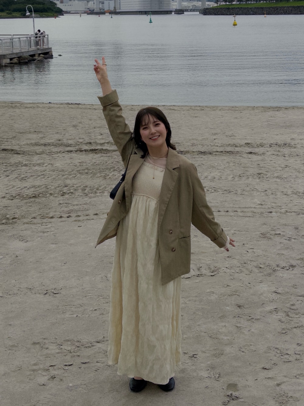「オトナ女子、大人ガーリー、ワンピースコーデ、キャミワンピ、ジャケット、シアートップス、春コーデ、きれいめカジュアル、キレイめ、フラットシューズ、ワンピース、ベージュ、ブラウス、ジャケットコーデ、誕生日」｜「niko and...のオリジナルカンフーシューズN【WEB限定サイズ・カラー有り】（パンプス、ブラック系）」を使った、sayaさん（骨格ストレート・レディース・156cm）の夏コーディネートの1枚目の写真