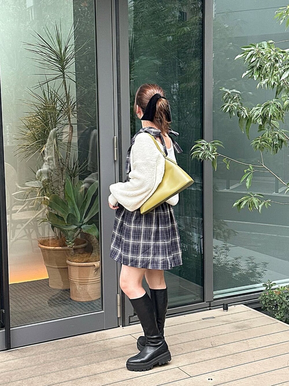 「甘めカジュアル、甘辛mix、お出かけコーデ、休日スタイル、ガーリー、モノトーン、ミニスカート、ミニワンピ、チェック、カーディガン、ニット、ロングブーツ、ブラックコーデ、プチプラ、ハンドバッグ」｜「LOWRYS FARMのベロアリボンシュシュ　979290（シュシュ、ブラック系）」を使った、sayaさん（レディース・156cm）の春コーディネートの1枚目の写真