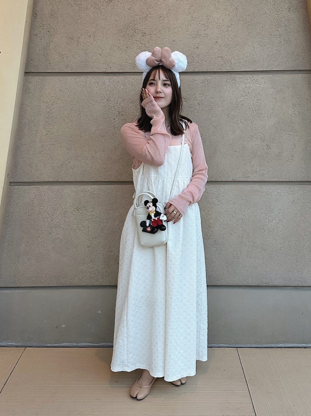 「ファッションを楽しもう、ディズニーコーデ、ピンク、シアートップス、キャミワンピ、休日スタイル、楽チンコーデ、カジュアルガーリー、プチプラ、カラーコーデ、大人かわいい、ショルダーバッグ、WEARyouthコーデ」｜「w closetのフクレジャガードキャミワンピース（ワンピース、ホワイト系）」を使った、sayaさん（骨格ストレート・レディース・156cm）の秋コーディネートの1枚目の写真