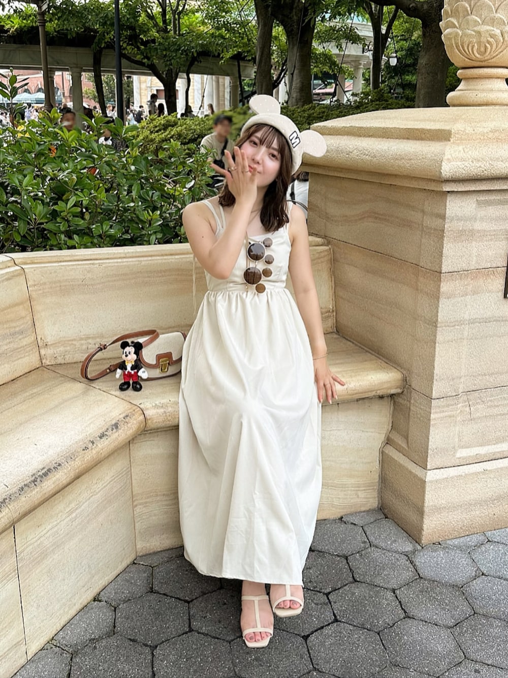 「夏コーデ、シンプルスタイル、オトナカワイイ、ラクチンコーデ、ガーリーコーデ、キャミワンピ、ワンピース、ヘルシー、肌見せ、プチプラ、ワントーンコーデ、アイボリー、淡色コーデ、ディズニーコーデ、ミッキー」｜「LOWRYS FARMのパーツツキチョーカー　 906564（ネックレス、ブラウン系）」を使った、sayaさん（骨格ストレート・レディース・156cm）の夏コーディネートの1枚目の写真