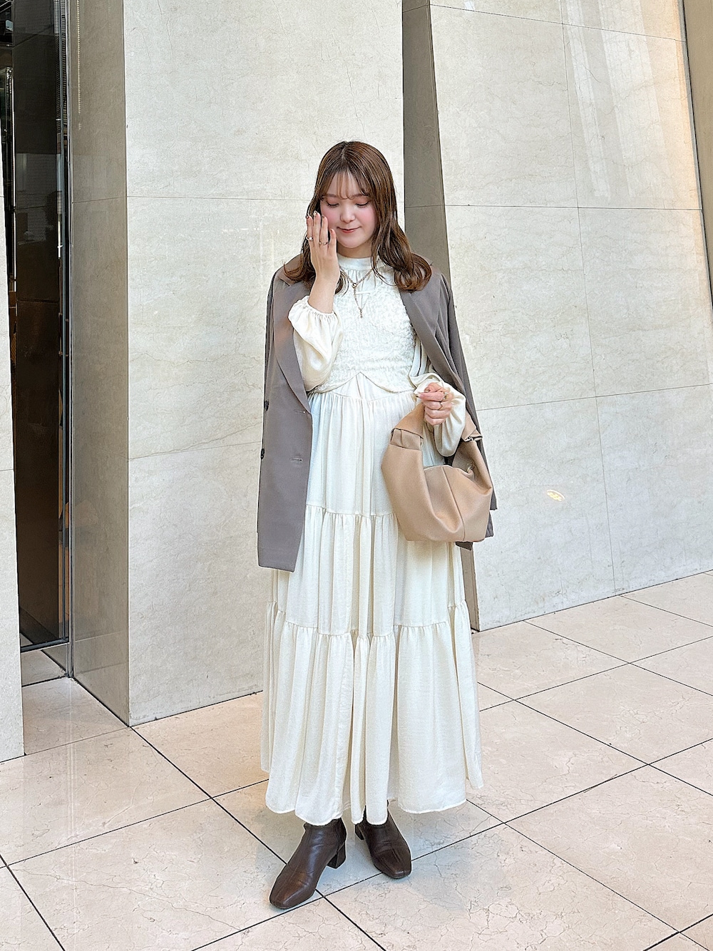 「春ファッション、ビスチェ、テーラードジャケット、ジャケット、ベスト、ワンピース、ワンピーススタイル、チュール、たすき掛け、ハンドバッグ、レイヤードスタイル、淡色コーデ、ワントーンコーデ、ベージュ、キレイめ」｜「calmのアイテム（ハンドバッグ、ベージュ系）」を使った、sayaさん（骨格ストレート・レディース・156cm）の春コーディネートの1枚目の写真