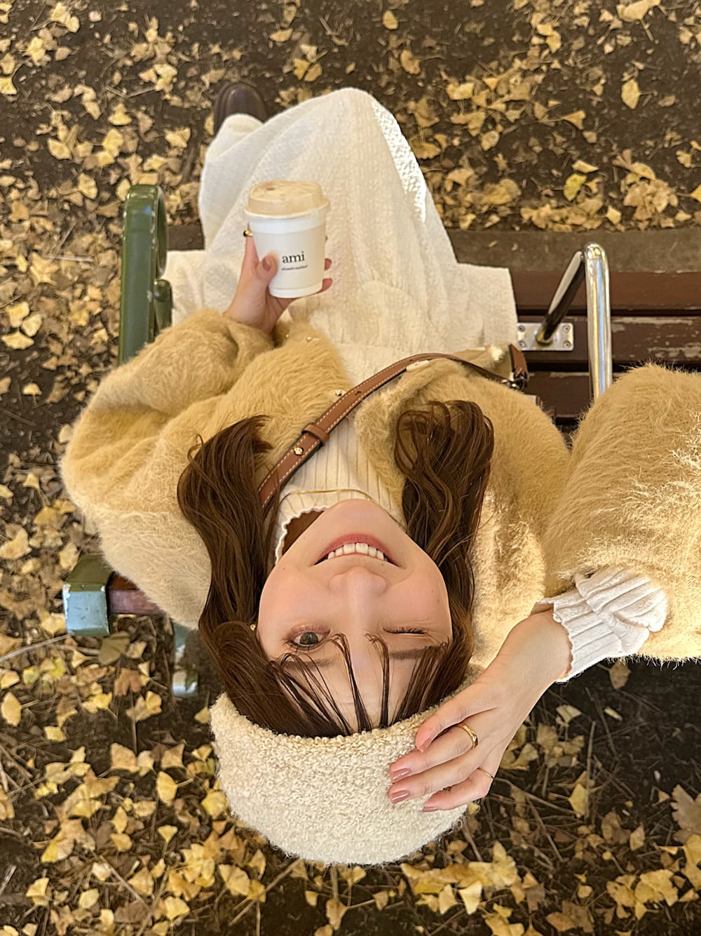 「最近のいい感じコーデ、大人かわいい、冬のコーデ、キャミワンピ、ブーツ、ベレー帽、ショルダーバッグ、カラーコーデ、ニットコーデ、おでかけコーデ、カジュアルガーリー、シャギーニット、カーディガン、淡色コーデ、ベージュ」｜「by LEGNAのふんわりとした毛足感 フェザーヤーン シャギーニット カーディガン　ジャケット（その他アウター、ベージュ系）」を使った、sayaさん（レディース・156cm）の冬コーディネートの1枚目の写真