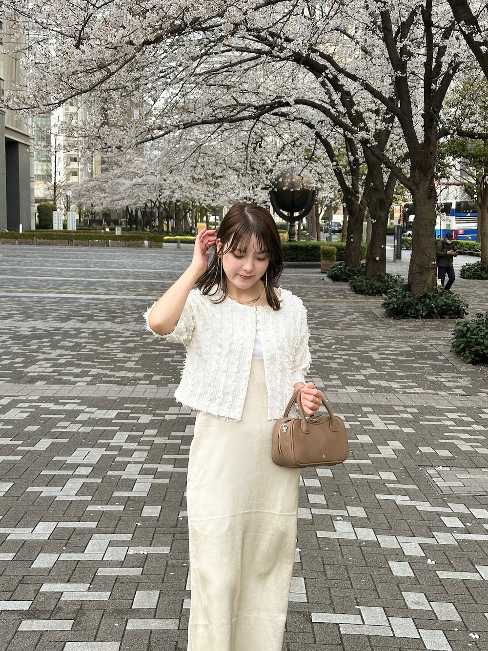 「春めき満開コーデ、春色、お出かけコーデ、春服、キレイめカジュアル、トレンチコート、ブラウス、キャミワンピ、レイヤードスタイル、ワンピースコーデ、初夏コーデ、お花見コーデ、淡色コーデ、ワントーン、春カラー」｜「LOWRYS FARMのステンレスフープ２レンチョーカ－　 213681（ネックレス、ゴールド系）」を使った、sayaさん（レディース・156cm）の春コーディネートの1枚目の写真
